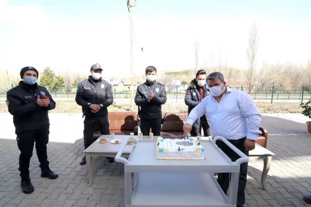 Hasta yakınları bize saldırıyor ihbarında bulunup, polis ekiplerine sürpriz yaptılar Hasta yakınları bize saldırıyor ihbarında bulunup, polis ekiplerine sürpriz yaptılar