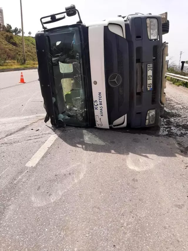 Hatay'da beton mikseri otomobile çarptı: 1 ölü Hatay'da beton mikseri otomobile çarptı: 1 ölü