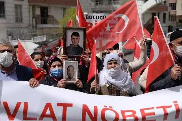 DİYARBAKIR HDP ÖNÜNDEKİ EYLEMDE 583'ÜNCÜ GÜN; AİLE SAYISI 224 OLDU DİYARBAKIR HDP ÖNÜNDEKİ EYLEMDE 583'ÜNCÜ GÜN; AİLE SAYISI 224 OLDU
