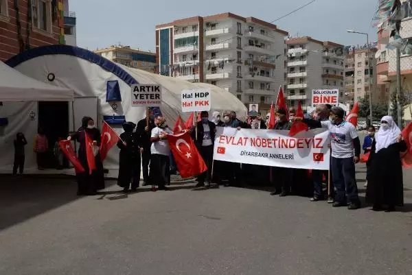 DİYARBAKIR HDP ÖNÜNDEKİ EYLEMDE 583'ÜNCÜ GÜN; AİLE SAYISI 224 OLDU DİYARBAKIR HDP ÖNÜNDEKİ EYLEMDE 583'ÜNCÜ GÜN; AİLE SAYISI 224 OLDU