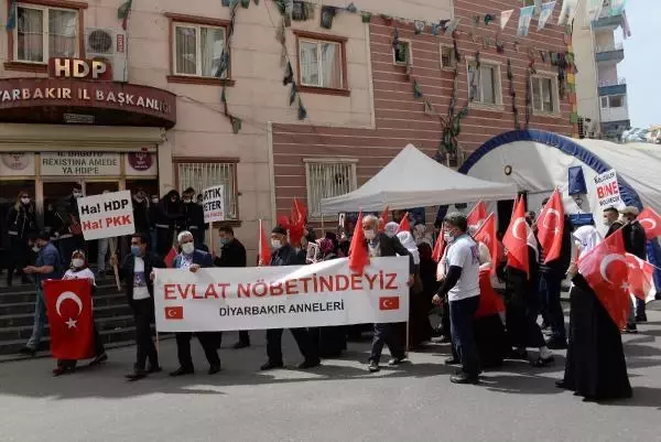 DİYARBAKIR HDP ÖNÜNDEKİ EYLEMDE 583'ÜNCÜ GÜN; AİLE SAYISI 224 OLDU DİYARBAKIR HDP ÖNÜNDEKİ EYLEMDE 583'ÜNCÜ GÜN; AİLE SAYISI 224 OLDU