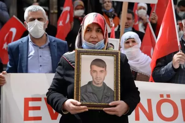 DİYARBAKIR HDP ÖNÜNDEKİ EYLEMDE 583'ÜNCÜ GÜN; AİLE SAYISI 224 OLDU DİYARBAKIR HDP ÖNÜNDEKİ EYLEMDE 583'ÜNCÜ GÜN; AİLE SAYISI 224 OLDU