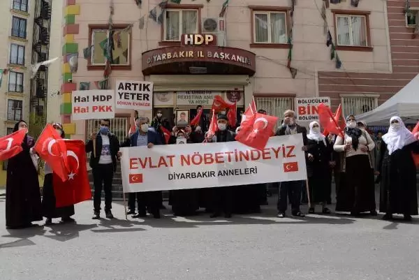 DİYARBAKIR HDP ÖNÜNDEKİ EYLEMDE 583'ÜNCÜ GÜN; AİLE SAYISI 224 OLDU DİYARBAKIR HDP ÖNÜNDEKİ EYLEMDE 583'ÜNCÜ GÜN; AİLE SAYISI 224 OLDU