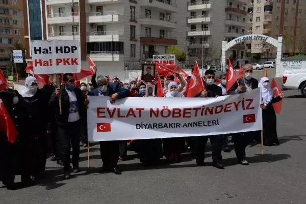 DİYARBAKIR HDP ÖNÜNDEKİ EYLEMDE 583'ÜNCÜ GÜN; AİLE SAYISI 224 OLDU DİYARBAKIR HDP ÖNÜNDEKİ EYLEMDE 583'ÜNCÜ GÜN; AİLE SAYISI 224 OLDU
