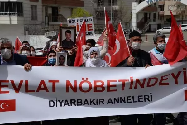 DİYARBAKIR HDP ÖNÜNDEKİ EYLEMDE 583'ÜNCÜ GÜN; AİLE SAYISI 224 OLDU DİYARBAKIR HDP ÖNÜNDEKİ EYLEMDE 583'ÜNCÜ GÜN; AİLE SAYISI 224 OLDU