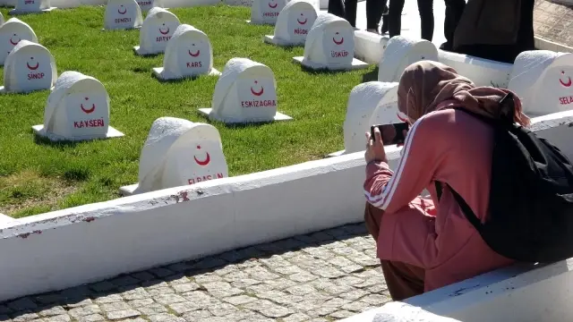 ÇANAKKALE - 'Yarın Çok Genç Olacak Projesi' kapsamında Çanakkale'ye gelen 160 öğrenci şehitlikleri ziyaret etti ÇANAKKALE - 'Yarın Çok Genç Olacak Projesi' kapsamında Çanakkale'ye gelen 160 öğrenci şehitlikleri ziyaret etti