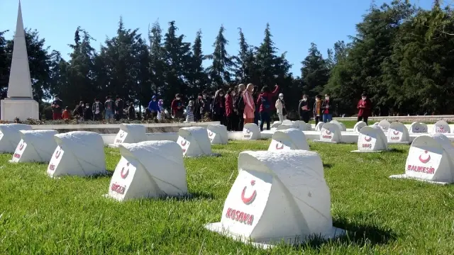 ÇANAKKALE - 'Yarın Çok Genç Olacak Projesi' kapsamında Çanakkale'ye gelen 160 öğrenci şehitlikleri ziyaret etti ÇANAKKALE - 'Yarın Çok Genç Olacak Projesi' kapsamında Çanakkale'ye gelen 160 öğrenci şehitlikleri ziyaret etti