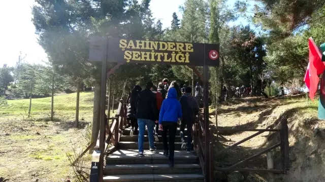 ÇANAKKALE - 'Yarın Çok Genç Olacak Projesi' kapsamında Çanakkale'ye gelen 160 öğrenci şehitlikleri ziyaret etti ÇANAKKALE - 'Yarın Çok Genç Olacak Projesi' kapsamında Çanakkale'ye gelen 160 öğrenci şehitlikleri ziyaret etti