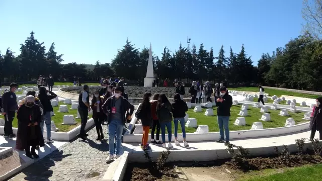 ÇANAKKALE - 'Yarın Çok Genç Olacak Projesi' kapsamında Çanakkale'ye gelen 160 öğrenci şehitlikleri ziyaret etti ÇANAKKALE - 'Yarın Çok Genç Olacak Projesi' kapsamında Çanakkale'ye gelen 160 öğrenci şehitlikleri ziyaret etti
