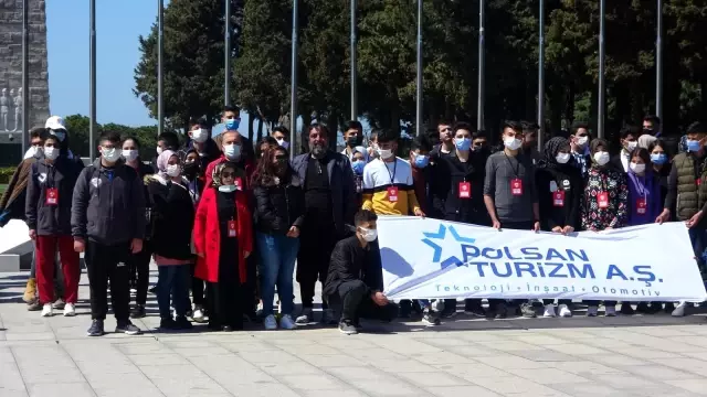 ÇANAKKALE - 'Yarın Çok Genç Olacak Projesi' kapsamında Çanakkale'ye gelen 160 öğrenci şehitlikleri ziyaret etti ÇANAKKALE - 'Yarın Çok Genç Olacak Projesi' kapsamında Çanakkale'ye gelen 160 öğrenci şehitlikleri ziyaret etti