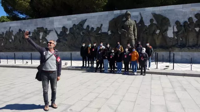 ÇANAKKALE - 'Yarın Çok Genç Olacak Projesi' kapsamında Çanakkale'ye gelen 160 öğrenci şehitlikleri ziyaret etti ÇANAKKALE - 'Yarın Çok Genç Olacak Projesi' kapsamında Çanakkale'ye gelen 160 öğrenci şehitlikleri ziyaret etti