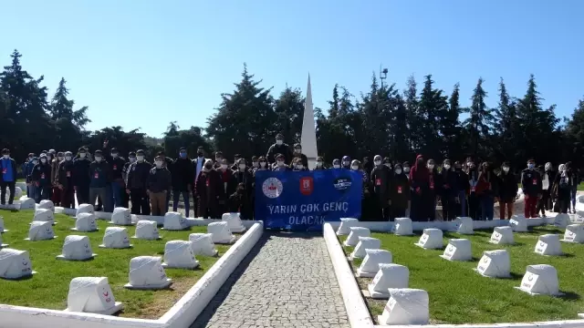 ÇANAKKALE - 'Yarın Çok Genç Olacak Projesi' kapsamında Çanakkale'ye gelen 160 öğrenci şehitlikleri ziyaret etti ÇANAKKALE - 'Yarın Çok Genç Olacak Projesi' kapsamında Çanakkale'ye gelen 160 öğrenci şehitlikleri ziyaret etti