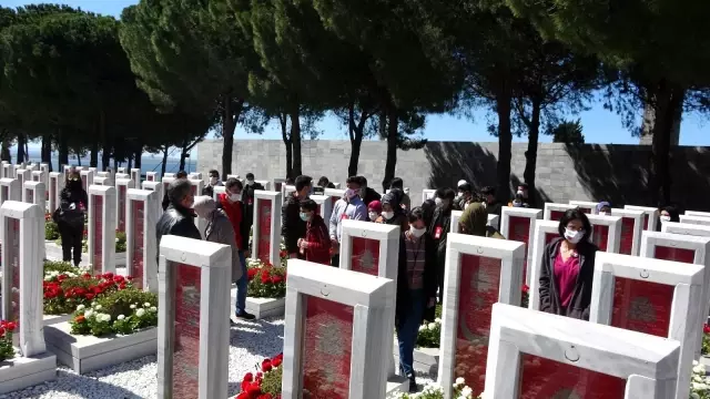 ÇANAKKALE - 'Yarın Çok Genç Olacak Projesi' kapsamında Çanakkale'ye gelen 160 öğrenci şehitlikleri ziyaret etti ÇANAKKALE - 'Yarın Çok Genç Olacak Projesi' kapsamında Çanakkale'ye gelen 160 öğrenci şehitlikleri ziyaret etti
