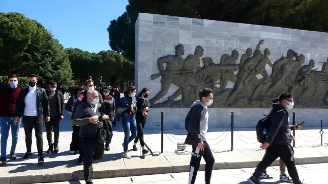 ÇANAKKALE - 'Yarın Çok Genç Olacak Projesi' kapsamında Çanakkale'ye gelen 160 öğrenci şehitlikleri ziyaret etti ÇANAKKALE - 'Yarın Çok Genç Olacak Projesi' kapsamında Çanakkale'ye gelen 160 öğrenci şehitlikleri ziyaret etti