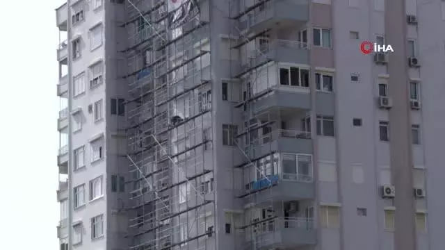 İnşaat işçisinin 10'uncu kattaki tehlikeli çalışması yürekleri ağza getirdi İnşaat işçisinin 10'uncu kattaki tehlikeli çalışması yürekleri ağza getirdi
