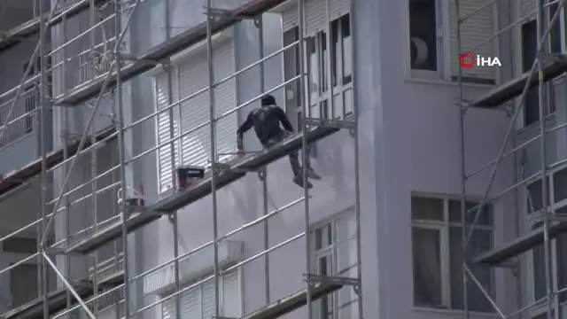 İnşaat işçisinin 10'uncu kattaki tehlikeli çalışması yürekleri ağza getirdi İnşaat işçisinin 10'uncu kattaki tehlikeli çalışması yürekleri ağza getirdi