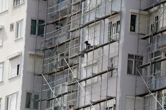 İnşaat işçisinin 10'uncu kattaki tehlikeli çalışması yürekleri ağza getirdi İnşaat işçisinin 10'uncu kattaki tehlikeli çalışması yürekleri ağza getirdi
