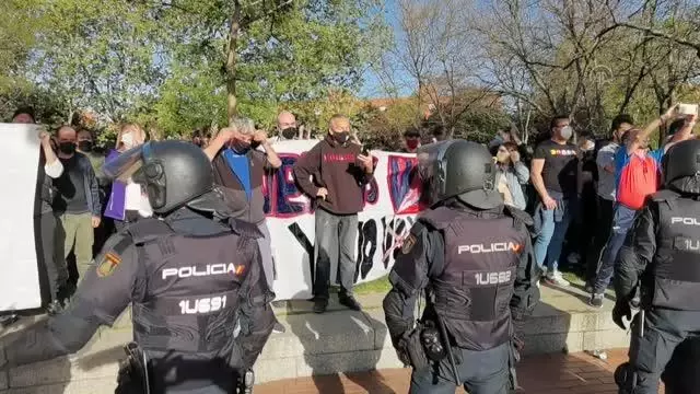 İspanya'da aşırı solun protesto ettiği aşırı sağcı Vox partisinin mitingi olaylı geçti İspanya'da aşırı solun protesto ettiği aşırı sağcı Vox partisinin mitingi olaylı geçti