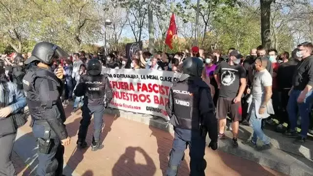 İspanya'da aşırı solun protesto ettiği aşırı sağcı Vox partisinin mitingi olaylı geçti İspanya'da aşırı solun protesto ettiği aşırı sağcı Vox partisinin mitingi olaylı geçti