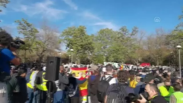 İspanya'da aşırı solun protesto ettiği aşırı sağcı Vox partisinin mitingi olaylı geçti İspanya'da aşırı solun protesto ettiği aşırı sağcı Vox partisinin mitingi olaylı geçti