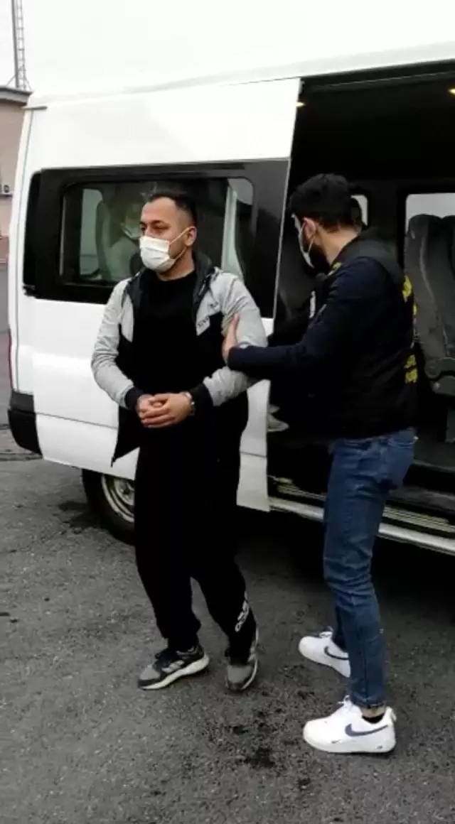 İstanbul'da dehşet anları: Döner bıçağıyla saldıran genci tabancayla vurdu İstanbul'da dehşet anları: Döner bıçağıyla saldıran genci tabancayla vurdu