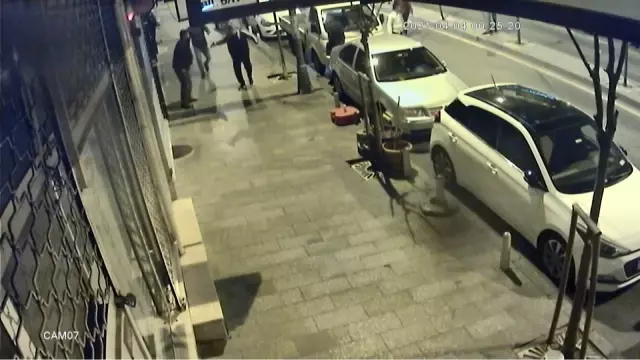 İstanbul'da dehşet anları: Döner bıçağıyla saldıran genci tabancayla vurdu İstanbul'da dehşet anları: Döner bıçağıyla saldıran genci tabancayla vurdu