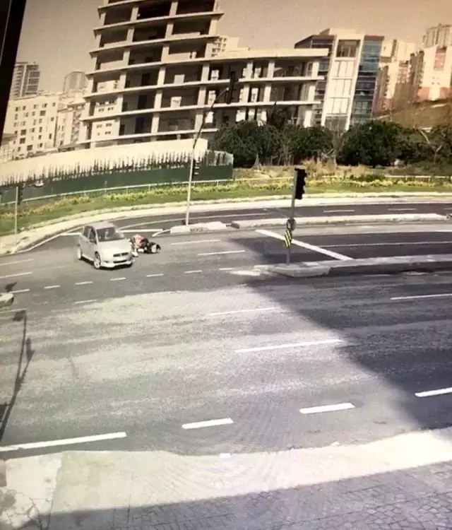 İstanbul'da feci kaza: Motosikletli kadın kurye takla attı İstanbul'da feci kaza: Motosikletli kadın kurye takla attı