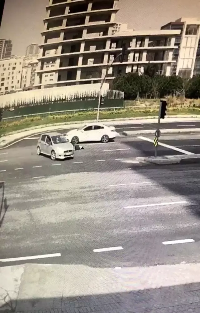İstanbul'da feci kaza: Motosikletli kadın kurye takla attı İstanbul'da feci kaza: Motosikletli kadın kurye takla attı