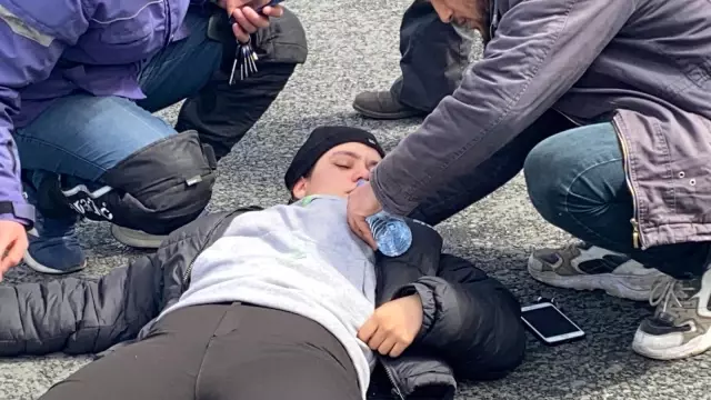 İstanbul'da feci kaza: Motosikletli kadın kurye takla attı İstanbul'da feci kaza: Motosikletli kadın kurye takla attı