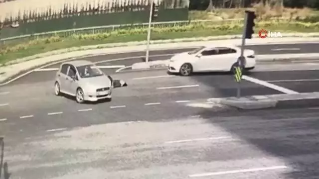İstanbul'da feci kaza: Motosikletli kadın kurye takla attığı anlar kamerada İstanbul'da feci kaza: Motosikletli kadın kurye takla attığı anlar kamerada