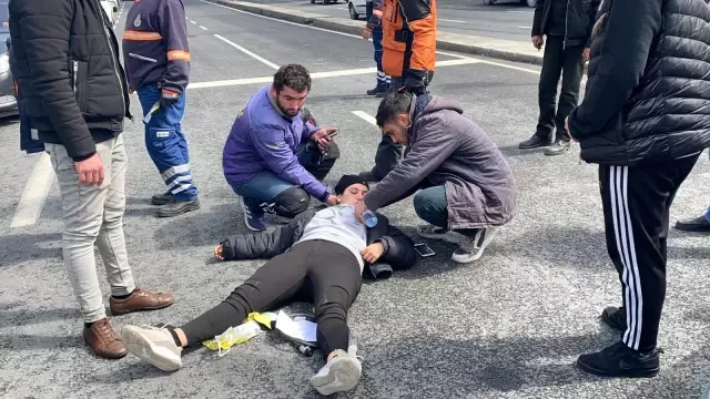 İstanbul'da feci kaza: Motosikletli kadın kurye takla attı İstanbul'da feci kaza: Motosikletli kadın kurye takla attı