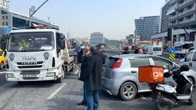 İstanbul'da feci kaza: Motosikletli kadın kurye takla attı İstanbul'da feci kaza: Motosikletli kadın kurye takla attı