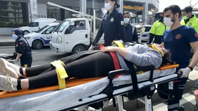 İstanbul'da feci kaza: Motosikletli kadın kurye takla attı İstanbul'da feci kaza: Motosikletli kadın kurye takla attı