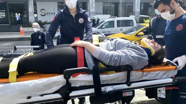 İstanbul'da feci kaza: Motosikletli kadın kurye takla attı İstanbul'da feci kaza: Motosikletli kadın kurye takla attı