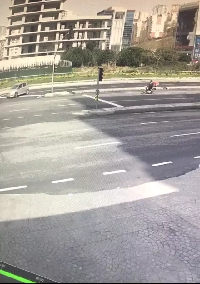 İstanbul'da feci kaza: Motosikletli kadın kurye takla attı İstanbul'da feci kaza: Motosikletli kadın kurye takla attı