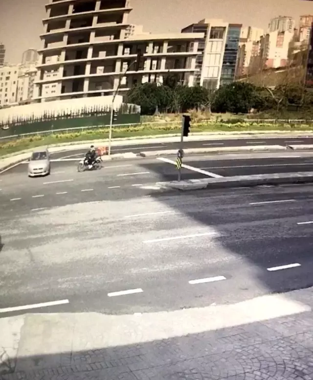 İstanbul'da feci kaza: Motosikletli kadın kurye takla attı İstanbul'da feci kaza: Motosikletli kadın kurye takla attı