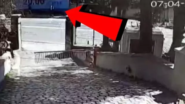 İstanbul'da güpegündüz silahlı çatışma! Korku dolu anlar kamerada İstanbul'da güpegündüz silahlı çatışma! Korku dolu anlar kamerada