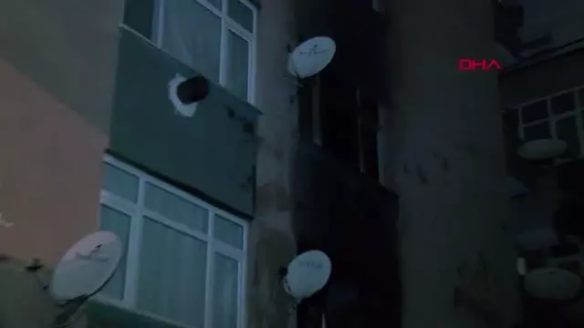 İSTANBUL-GÜNGÖREN'DE 4 KATLI BİNADA YANGIN; DUMANDAN ETKİLENEN 3 KİŞİ HASTANEYE KALDIRILDI İSTANBUL-GÜNGÖREN'DE 4 KATLI BİNADA YANGIN; DUMANDAN ETKİLENEN 3 KİŞİ HASTANEYE KALDIRILDI