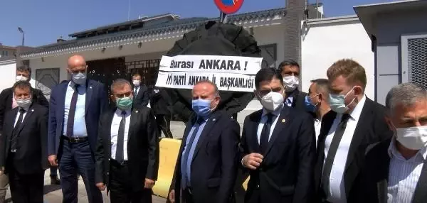 İYİ Partililerden, Çin'in Ankara Büyükelçiliği önünde siyah çelenkli protesto İYİ Partililerden, Çin'in Ankara Büyükelçiliği önünde siyah çelenkli protesto