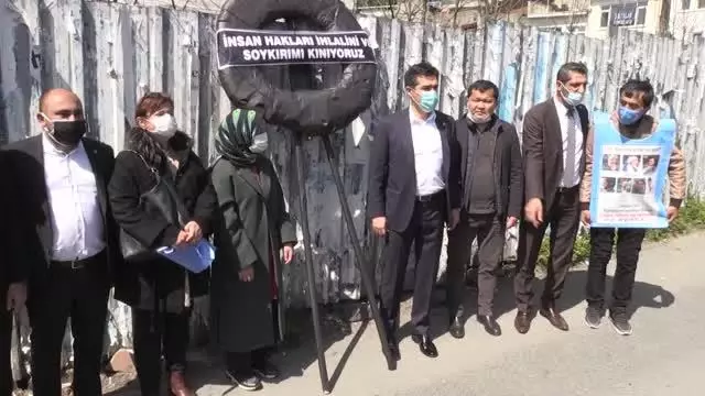 İYİ Parti İstanbul İl Başkanlığı, Çin Başkonsolosluğu önüne siyah çelenk bıraktı İYİ Parti İstanbul İl Başkanlığı, Çin Başkonsolosluğu önüne siyah çelenk bıraktı