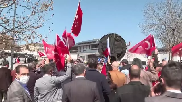 İYİ Partililerden, Çin'in Ankara Büyükelçiliği önünde siyah çelenkli protesto İYİ Partililerden, Çin'in Ankara Büyükelçiliği önünde siyah çelenkli protesto