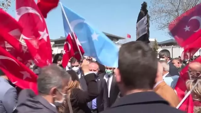 İYİ Partililerden, Çin'in Ankara Büyükelçiliği önünde siyah çelenkli protesto İYİ Partililerden, Çin'in Ankara Büyükelçiliği önünde siyah çelenkli protesto