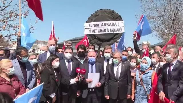 İYİ Partililerden, Çin'in Ankara Büyükelçiliği önünde siyah çelenkli protesto İYİ Partililerden, Çin'in Ankara Büyükelçiliği önünde siyah çelenkli protesto