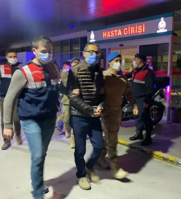 İzmir'de PKK/YPG ile FETÖ'ye operasyon: 4 gözaltı İzmir'de PKK/YPG ile FETÖ'ye operasyon: 4 gözaltı