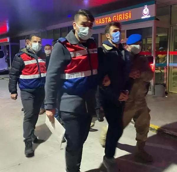 İzmir'de PKK/YPG ile FETÖ'ye operasyon: 4 gözaltı İzmir'de PKK/YPG ile FETÖ'ye operasyon: 4 gözaltı