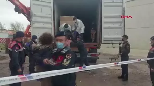 Son dakika haberleri | İZMİR KONTEYNERDE YAKALANAN 91 KAÇAK GÖÇMEN GÖÇ İDARESİ'NE TESLİM EDİLDİ Son dakika haberleri | İZMİR KONTEYNERDE YAKALANAN 91 KAÇAK GÖÇMEN GÖÇ İDARESİ'NE TESLİM EDİLDİ