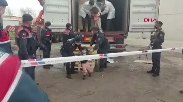 Son dakika haberleri | İZMİR KONTEYNERDE YAKALANAN 91 KAÇAK GÖÇMEN GÖÇ İDARESİ'NE TESLİM EDİLDİ Son dakika haberleri | İZMİR KONTEYNERDE YAKALANAN 91 KAÇAK GÖÇMEN GÖÇ İDARESİ'NE TESLİM EDİLDİ