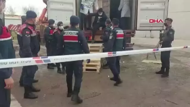 Son dakika haberleri | İZMİR KONTEYNERDE YAKALANAN 91 KAÇAK GÖÇMEN GÖÇ İDARESİ'NE TESLİM EDİLDİ Son dakika haberleri | İZMİR KONTEYNERDE YAKALANAN 91 KAÇAK GÖÇMEN GÖÇ İDARESİ'NE TESLİM EDİLDİ