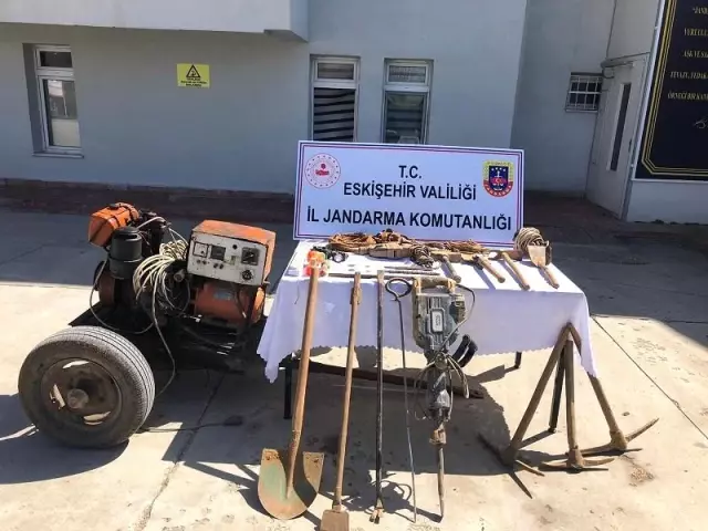 Jandarma ekipleri ormanlık alandaki kaçak kazıya suçüstü yaptı Jandarma ekipleri ormanlık alandaki kaçak kazıya suçüstü yaptı