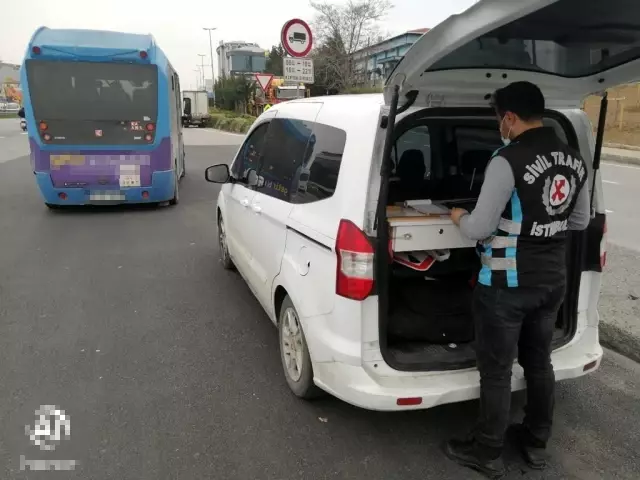 Kadıköy'de trafikte makas atan minibüs şoförüne bin 483 TL ceza Kadıköy'de trafikte makas atan minibüs şoförüne bin 483 TL ceza
